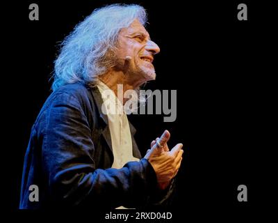 Vérone, Italie. 22 septembre 2023. Alessandro Bergonzoni pendant Alessandro Bergonzoni - Capolavorare - Lectio sulla Crealta, Théâtre de Vérone, Italie, septembre 22 2023 crédit : Agence photo indépendante/Alamy Live News Banque D'Images