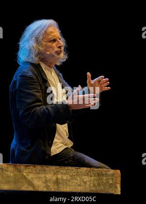 Vérone, Italie. 22 septembre 2023. Alessandro Bergonzoni pendant Alessandro Bergonzoni - Capolavorare - Lectio sulla Crealta, Théâtre de Vérone, Italie, septembre 22 2023 crédit : Agence photo indépendante/Alamy Live News Banque D'Images