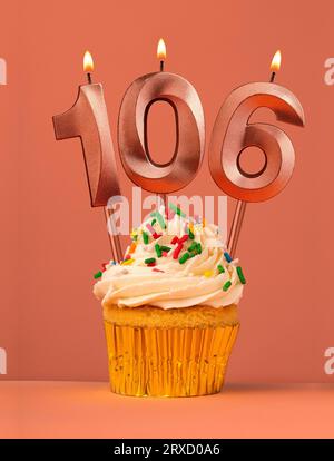 Bougie numéro 106 - anniversaire de gâteau dans fond de fusion de corail Banque D'Images