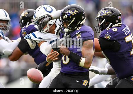 Baltimore, États-Unis. 24 septembre 2023. Le quarterback des Ravens de Baltimore Lamar Jackson (8) fouille le ballon sous la pression des Colts d'Indianapolis Henry Black (36) lors de la première mi-temps au M&T Bank Stadium de Baltimore, Maryland, le dimanche 24 septembre 2023. Photo de David Tulis/UPI crédit : UPI/Alamy Live News Banque D'Images