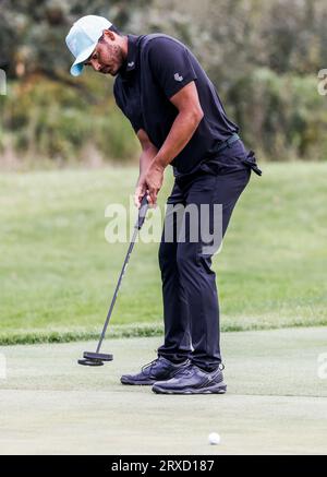 Sugar Grove, États-Unis. 24 septembre 2023. Sebstian Munoz, de Colombie, a frappé le premier green lors de la troisième ronde du tournoi de la LIV Golf League 2023 à Rich Harvest Farms, à Sugar Grove, Illinois, le dimanche 24 septembre 2023. Le tournoi se déroule du 22 au 24 septembre. Photo de Tannen Maury/UPI crédit : UPI/Alamy Live News Banque D'Images