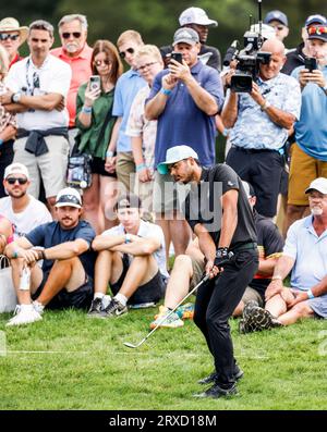 Sugar Grove, États-Unis. 24 septembre 2023. Sebstian Munoz, de Colombia, marque le deuxième green lors de la troisième ronde du tournoi de la LIV Golf League 2023 à Rich Harvest Farms, à Sugar Grove, Illinois, le dimanche 24 septembre 2023. Le tournoi se déroule du 22 au 24 septembre. Photo de Tannen Maury/UPI crédit : UPI/Alamy Live News Banque D'Images