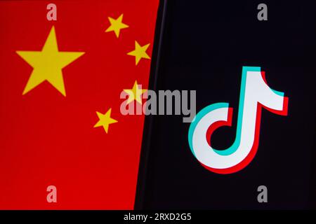 Vancouver, CANADA - septembre 4 2023 : logo de Tiktok sur fond de drapeau chinois. Banque D'Images