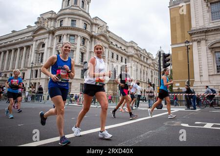 Londres, Royaume-Uni. 24 septembre 2023. Les participants prennent part à la course Vitality 10k à Londres. (Photo Pietro Recchia/SOPA Images/Sipa USA) crédit : SIPA USA/Alamy Live News Banque D'Images