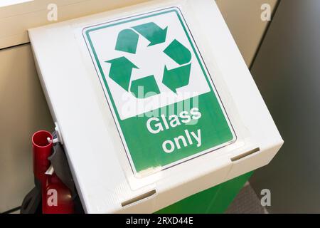 Une boîte de recyclage en verre seulement dans un bureau du Royaume-Uni avec un symbole de recyclage. Concept : recyclage professionnel, références écologiques, recyclage de bureau, élimination du verre Banque D'Images