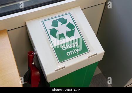 Une boîte de recyclage en verre seulement dans un bureau du Royaume-Uni avec un symbole de recyclage. Concept : recyclage professionnel, références écologiques, recyclage de bureau, élimination du verre Banque D'Images