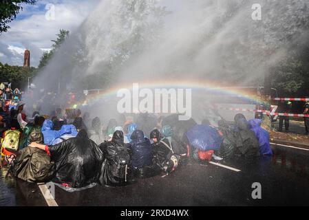 Extinction Rebellion les militants du climat assis sous le canon de l'eau pendant la manifestation non violente de sit-down. La manifestation non violente d’occupation d’aujourd’hui sur l’Utrechtsebaan, était le quinzième jour du blocus de protestation de l’A12 à la Haye. La police a arrêté samedi 552 militants qui bloquaient partiellement l'A12 à la Haye, 200 ont été arrêtés hier. Extinction les manifestations de la rébellion ont bloqué la route d'entrée principale de l'A12 pour le quinzième jour consécutif, exigeant que le gouvernement cesse de soutenir les industries des combustibles fossiles. La police a de nouveau utilisé des canons à eau contre les manifestants. Banque D'Images