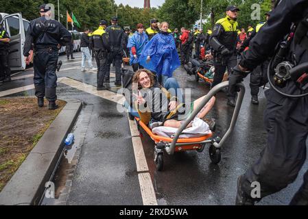 La Haye, pays-Bas. 23 septembre 2023. Un activiste qui a refusé de quitter le blocus est emmené par la police dans un bus qui les conduira au stade de football ado pendant le rassemblement. La manifestation non violente d'aujourd'hui sur l'Utrechtsebaan, était le quinzième jour du blocus de protestation de l'A12 à la Haye. La police a arrêté samedi 552 militants qui bloquaient partiellement l'A12 à la Haye, 200 ont été arrêtés hier. Extinction les manifestations de rébellion ont maintenant bloqué la route d'entrée principale de l'A12 pour la quinzième journée consécutive, exigeant que le gouvernement sto Banque D'Images