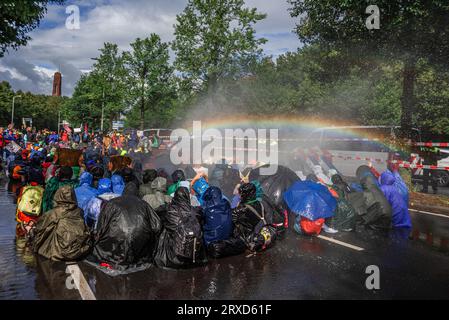 Extinction Rebellion les militants du climat assis sous le canon de l'eau pendant la manifestation non violente de sit-down. La manifestation non violente d'aujourd'hui sur l'Utrechtsebaan, était le quinzième jour du blocus de protestation de l'A12 à la Haye. La police a arrêté samedi 552 militants qui bloquaient partiellement l'A12 à la Haye, 200 ont été arrêtés hier. Extinction les manifestations de la rébellion ont bloqué la route d'entrée principale de l'A12 pour le quinzième jour consécutif, exigeant que le gouvernement cesse de soutenir les industries des combustibles fossiles. La police a de nouveau utilisé des canons à eau contre les manifestants. Banque D'Images