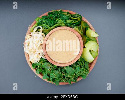pecel sayur ou mélange de légumes cuits à la vapeur avec sauce aux arachides. Nourriture traditionnelle de Java central ou de Java oriental, Indonésie Banque D'Images