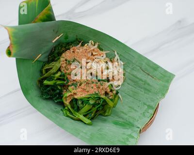 pecel sayur ou mélange de légumes cuits à la vapeur avec sauce aux arachides. servi sur des feuilles de bananier Banque D'Images