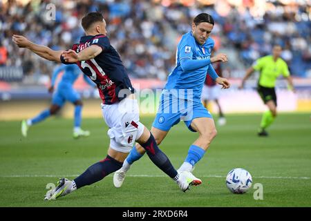 Bologne, Italie. 24 septembre 2023. Piotr Zielinski (SSC Napoli) en action contre Sam Beukema (Bologna FC) lors du match Bologna FC vs SSC Napoli, match de football italien Serie A à Bologne, Italie, septembre 24 2023 crédit : Independent photo Agency/Alamy Live News Banque D'Images