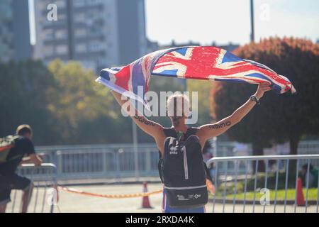 Pontevedra, Espagne, le 24 septembre 2023 : fan du drapeau britannique lors du Championnat du monde élite de triathlon féminin 2023, le 24 septembre 2023, à Pontevedra, en Espagne. Crédit : Alberto Brevers / Alamy Live News. Banque D'Images