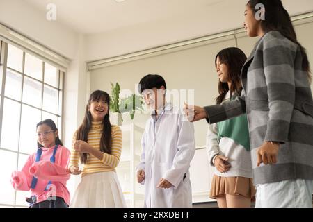 Enfants dansant dans le thème de fantaisie divers. Groupe d'enfants asiatiques aiment danser ensemble dans la soirée après la classe. Banque D'Images