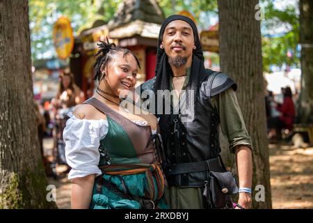 Un jeune couple noir vêtu de costumes d'époque pose pour des photos lors d'un festival de la Renaissance. Banque D'Images