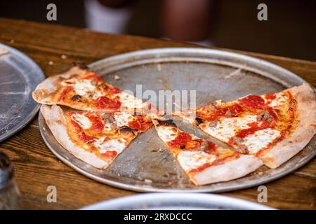 Délicieuse pizza cuite au feu de bois. Banque D'Images