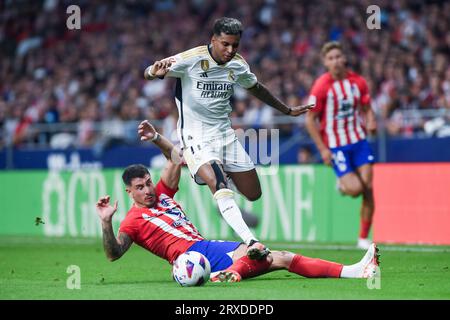 Madrid, Espagne. 24 septembre 2023. Rodrygo (R) du Real Madrid fait une percée lors d'un match de football de la Liga entre l'Atletico de Madrid et le Real Madrid à Madrid, Espagne, le 24 septembre 2023. Crédit : Gustavo Valiente/Xinhua/Alamy Live News Banque D'Images