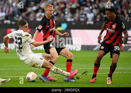 Francfort, Allemagne. 24 septembre 2023. Hugo Larsson (C), de l'Eintracht Frankfurt, affronte Roland Sallai, de Fribourg, lors du match de 5e tour de division de la Bundesliga entre l'Eintracht Frankfurt et Fribourg à Francfort, en Allemagne, le 24 septembre 2023. Crédit : Ulrich Hufnagel/Xinhua/Alamy Live News Banque D'Images