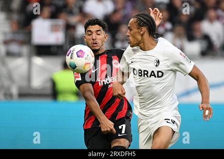 Francfort, Allemagne. 24 septembre 2023. Omar Marmoush (à gauche) de l'Eintracht Frankfurt affronte Kiliann Sillilia de Fribourg lors du match de 5e tour de division de Bundesliga entre l'Eintracht Frankfurt et Fribourg à Francfort, Allemagne, le 24 septembre 2023. Crédit : Ulrich Hufnagel/Xinhua/Alamy Live News Banque D'Images