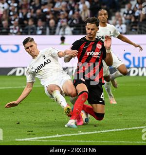 Francfort, Allemagne. 24 septembre 2023. Robin Koch (à droite) de Eintracht Frankfurt rivalise avec Roland Sallai de Fribourg lors du match de 5e tour de division de la Bundesliga entre Eintracht Frankfurt et Fribourg à Francfort, en Allemagne, le 24 septembre 2023. Crédit : Ulrich Hufnagel/Xinhua/Alamy Live News Banque D'Images