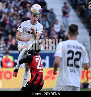 Francfort, Allemagne. 24 septembre 2023. Eric Junior Dina Ebimbe (C), d’Eintracht Frankfurt, affronte Matthias Ginter, de Fribourg, lors du match de 5e tour de division de Bundesliga entre Eintracht Frankfurt et Fribourg à Francfort, Allemagne, le 24 septembre 2023. Crédit : Ulrich Hufnagel/Xinhua/Alamy Live News Banque D'Images