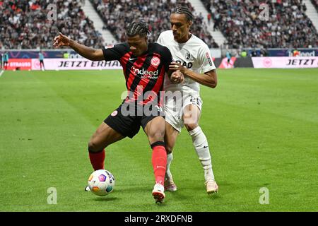 Francfort, Allemagne. 24 septembre 2023. Jessic Ngankam (L) de l'Eintracht Frankfurt rivalise avec Kiliann Sildillia de Fribourg lors du match de 5e tour de division de Bundesliga entre l'Eintracht Frankfurt et Fribourg à Francfort, Allemagne, le 24 septembre 2023. Crédit : Ulrich Hufnagel/Xinhua/Alamy Live News Banque D'Images