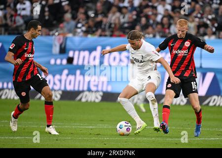 Francfort, Allemagne. 24 septembre 2023. Hugo Larsson (à droite) de l'Eintracht Frankfurt rivalise avec Lucas Hoeler de Fribourg lors du match de 5e tour de division de la Bundesliga entre l'Eintracht Frankfurt et Fribourg à Francfort, en Allemagne, le 24 septembre 2023. Crédit : Ulrich Hufnagel/Xinhua/Alamy Live News Banque D'Images