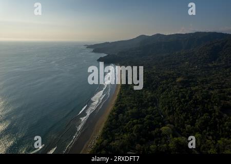 Belle vue aérienne de la plage d'Uvita au Costa Rica la forêt tropicale rencontre l'océan Banque D'Images