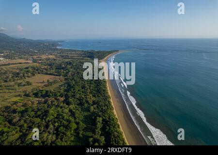 Belle vue aérienne de la plage d'Uvita au Costa Rica la forêt tropicale rencontre l'océan Banque D'Images