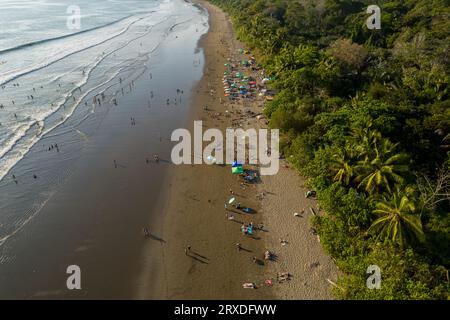 Belle vue aérienne de EnVision Festival faire la fête sur la plage d'Uvita Beach au Costa Rica Rainforest rencontre l'océan Banque D'Images