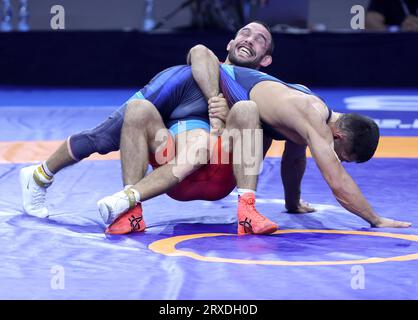 Belgrade. 24 septembre 2023. Le serbe Mate Nemes (arrière) et le Kirghizstan Amantur Ismailov s'affrontent lors de leur match pour la médaille de bronze dans la catégorie gréco-romaine de 67 kg aux Championnats du monde de lutte à Belgrade, Serbie, le 24 septembre 2023. Crédit : Predrag Milosavljevic/Xinhua/Alamy Live News Banque D'Images