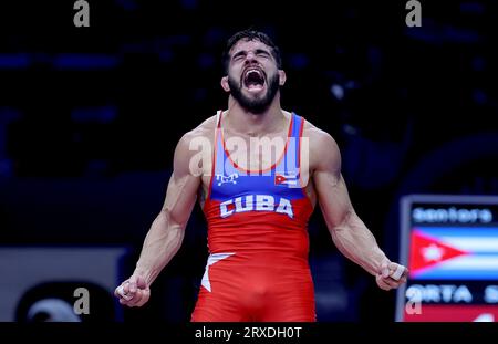 Belgrade. 24 septembre 2023. Le cubain Luis Alberto Orta Sanchez célèbre sa victoire après avoir battu l'azerbaïdjanais Hasrat Jafarov lors de la finale de la catégorie gréco-romaine des 67 kg aux Championnats du monde de lutte à Belgrade, Serbie, le 24 septembre 2023. Crédit : Predrag Milosavljevic/Xinhua/Alamy Live News Banque D'Images