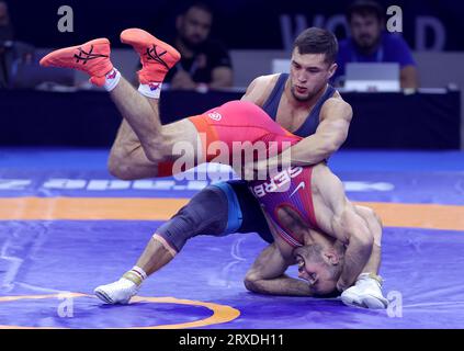 Belgrade. 24 septembre 2023. Le serbe Mate Nemes (Down) et le Kirghizstan Amantur Ismailov s'affrontent lors de leur match pour la médaille de bronze dans la catégorie gréco-romaine des 67 kg aux Championnats du monde de lutte à Belgrade, Serbie, le 24 septembre 2023. Crédit : Predrag Milosavljevic/Xinhua/Alamy Live News Banque D'Images