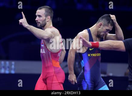 Belgrade. 24 septembre 2023. Le serbe Mate Nemes (L) célèbre sa victoire après avoir battu le Kirghizstan Amantur Ismailov après son match pour la médaille de bronze dans la catégorie gréco-romaine des 67 kg aux Championnats du monde de lutte à Belgrade, Serbie, le 24 septembre 2023. Crédit : Predrag Milosavljevic/Xinhua/Alamy Live News Banque D'Images