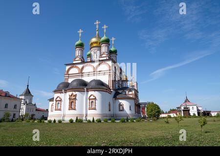 Vue sur la cathédrale de St. Serge de Radonezh par une journée ensoleillée d'août. Monastère Trinity-Varnitsky. Région de Yaroslavl, Russie Banque D'Images