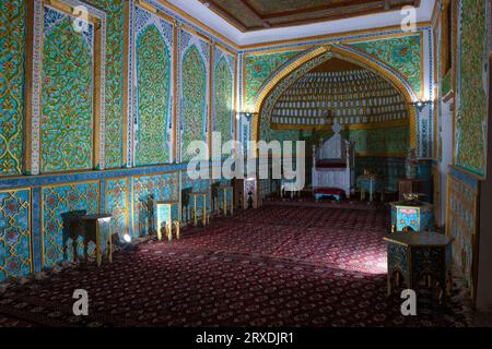 KHIVA, OUZBÉKISTAN - 06 SEPTEMBRE 2022 : dans l'ancienne salle du trône des khans de Khorezm. Forteresse Kunya-Ark Banque D'Images