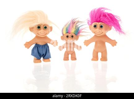 Winneconne, WI - 23 septembre 2023 : un paquet de poupées troll vintage sur un fond isolé Banque D'Images