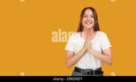 Souhaiter geste gratitude mains heureuse femme souriante Banque D'Images