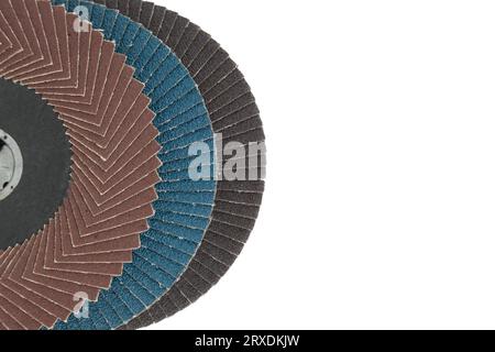 Plusieurs disques de ponçage en gros plan isolés sur fond blanc, généralement utilisés pour le meulage, le ponçage et le polissage dans diverses industries Banque D'Images