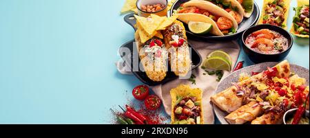 Cuisine mexicaine, de nombreux plats de la cuisine du Mexique sur fond bleu. Vue de dessus. panorama avec espace de copie. Banque D'Images