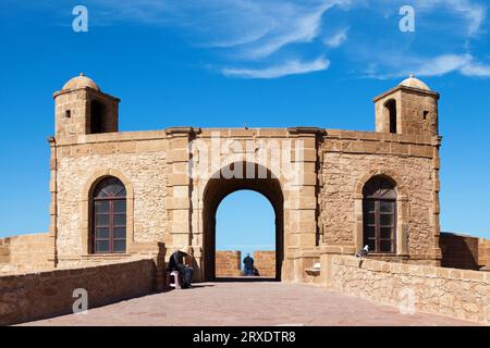 Essaouira, Maroc - janvier 29 2019 : porte donnant accès au Borj Nord à l'angle de la sqala de la Kasbah. Banque D'Images