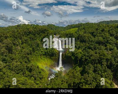 Eau froide précipitée allant à la piscine verte à Limunsudan Falls. Mindanao, Philippines. Banque D'Images