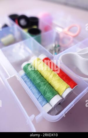 Outils et accessoires pour coudre sur fond de couleur Banque D'Images