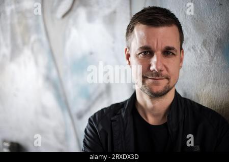 Hambourg, Allemagne. 25 juillet 2023. Tobias Schlegl, auteur, présentateur et ambulancier paramédical, lors d'une séance photo après une interview sur son nouveau roman 'Stromm'. (À dpa 'Tobias Schlegl : s'occuper davantage des personnes âgées et du personnel infirmiers') crédit : Christian Charisius/dpa/Alamy Live News Banque D'Images