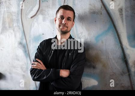 Hambourg, Allemagne. 25 juillet 2023. Tobias Schlegl, auteur, présentateur et ambulancier paramédical, lors d'une séance photo après une interview sur son nouveau roman 'Stromm'. (À dpa 'Tobias Schlegl : s'occuper davantage des personnes âgées et du personnel infirmiers') crédit : Christian Charisius/dpa/Alamy Live News Banque D'Images