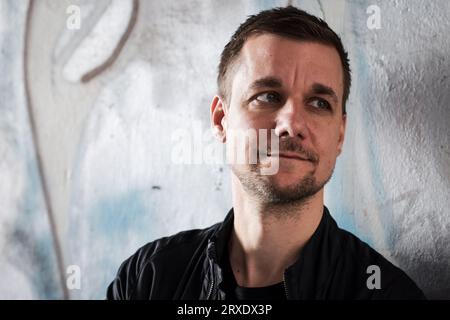 Hambourg, Allemagne. 25 juillet 2023. Tobias Schlegl, auteur, présentateur et ambulancier paramédical, lors d'une séance photo après une interview sur son nouveau roman 'Stromm'. (À dpa 'Tobias Schlegl : s'occuper davantage des personnes âgées et du personnel infirmiers') crédit : Christian Charisius/dpa/Alamy Live News Banque D'Images