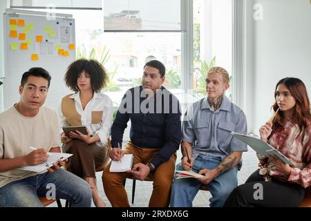 Les gens d'affaires qui suivent la formation de l'entrepreneur réussi Banque D'Images