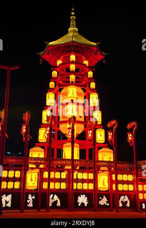 Fengnan City, Chine - 27 janvier 2023 : Hetou Old Street Scenic Area lanternes fleuries la nuit. Banque D'Images