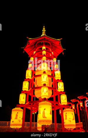 Fengnan City, Chine - 27 janvier 2023 : Hetou Old Street Scenic Area lanternes fleuries la nuit. Banque D'Images