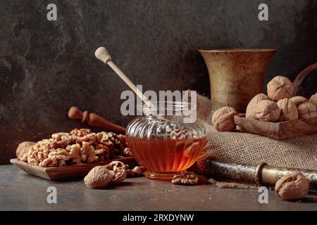 Miel et noix sur une table de cuisine ancienne. Banque D'Images